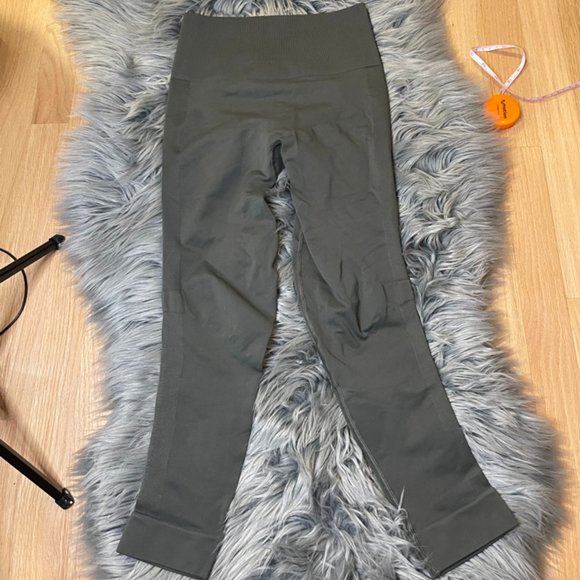 NWOT Lululemon Ebb To Street Crop 21" Titanium Size 6 - Picture 2 of 16